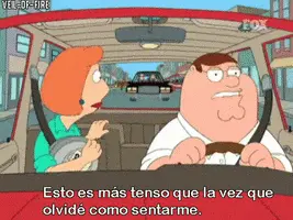 Peter con Lois en su coche mientras les persigue un coche de color negro y peter dice 'Esto es más tenso que la vez que olvidé como sentarme'